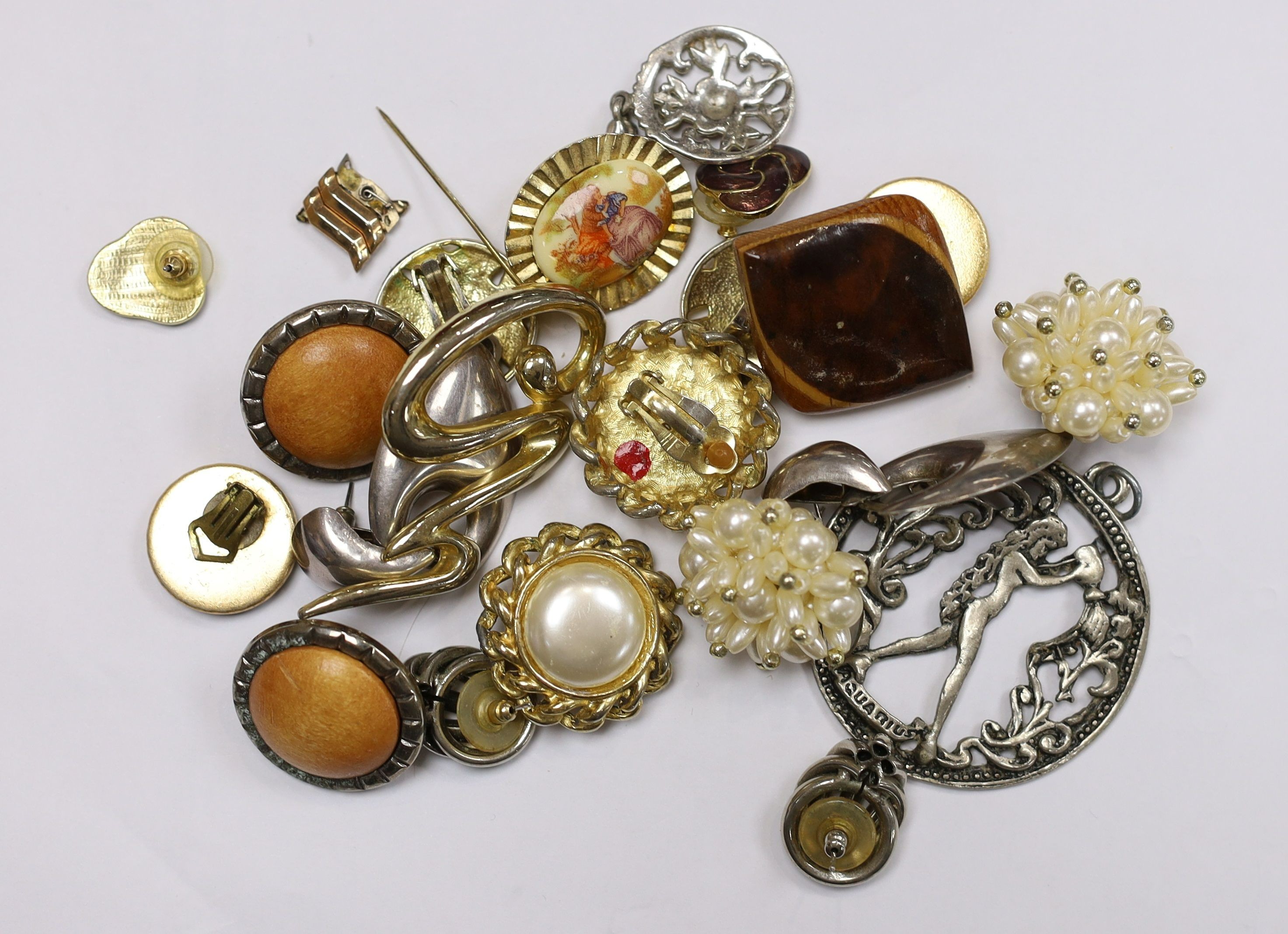 A quantity of assorted costume jewellery, including necklaces, brooches, etc.